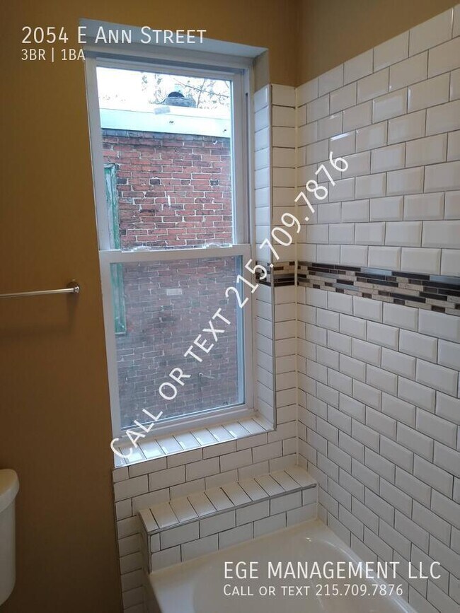 Building Photo - 2054 Ann St