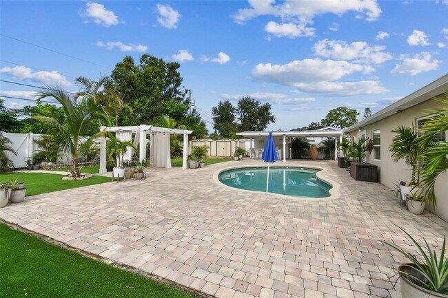 Building Photo - 2580 Granada Cir W