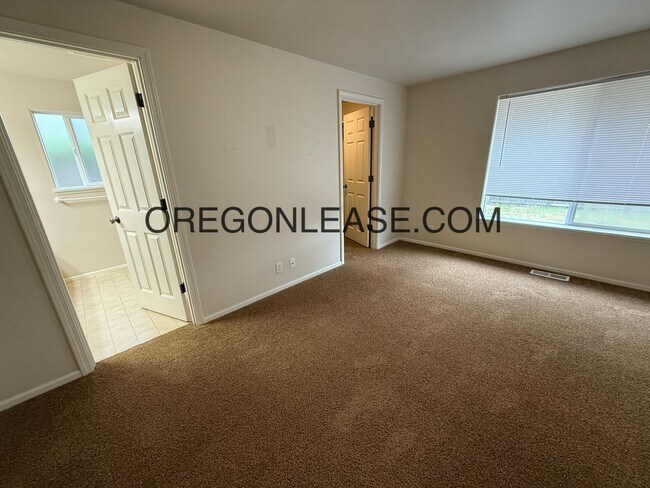 Building Photo - West Eugene 3 bedroom 2 bath home