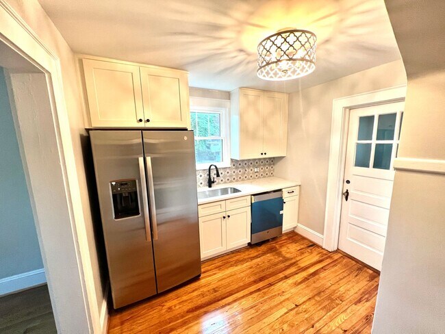 Building Photo - Completely Renovated 4BR Beach Cottage! Tw...