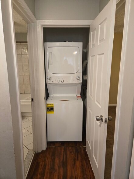 Full Size W& D - 180 Kenwood Dr