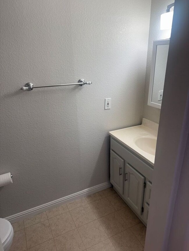 Building Photo - Beautiful 3 bedroom 1.5 House