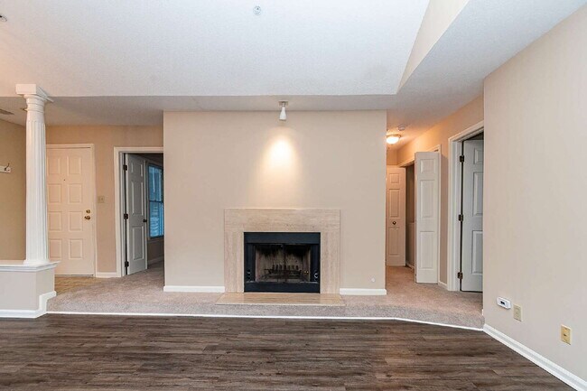 Building Photo - Chic & Cozy Condo in the heart of Raleigh!