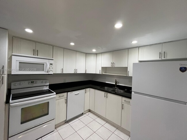 Building Photo - 2025 NE 164th St