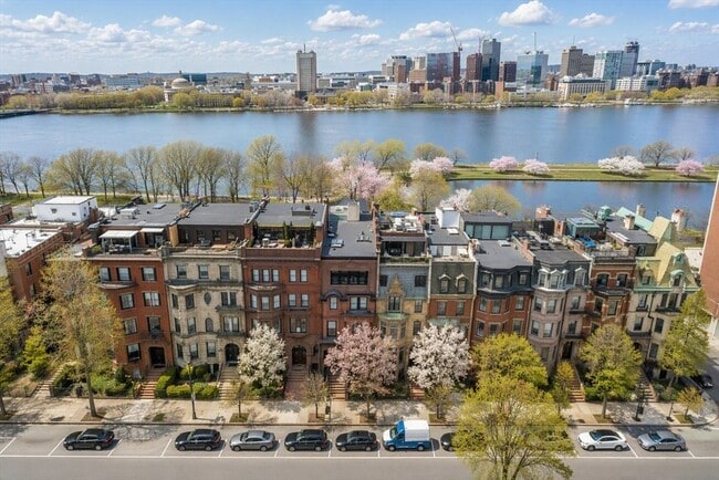Building Photo - 346 Beacon St