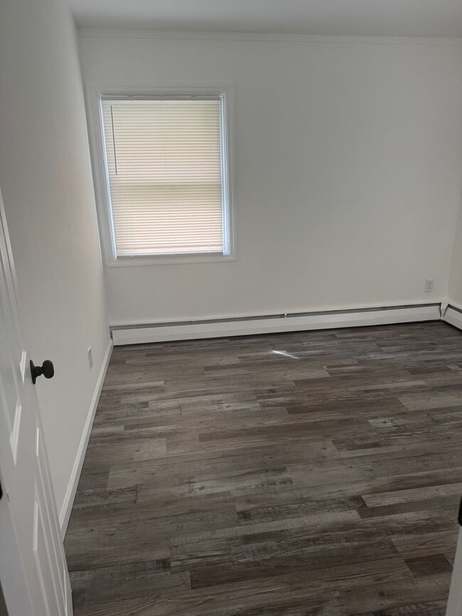 Building Photo - Recently Renovated 3 Bedroom in Atlantic C...