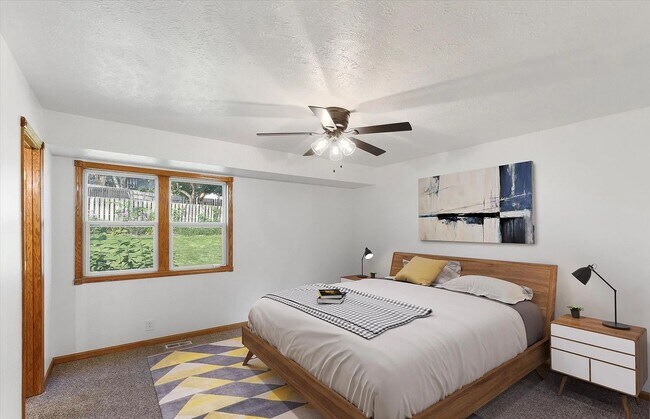 Building Photo - Cozy elegance meets modern convenience in ...
