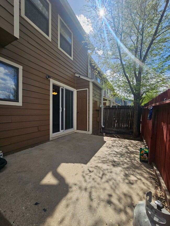 Building Photo - Beautiful Townhome