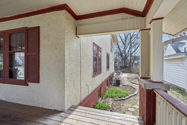 Building Photo - 415 E Day Ave