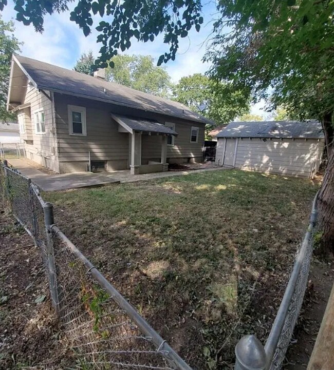 Building Photo - 2 Bedroom Home with Detached Garage, Fenced Yard + Pet Friendly!