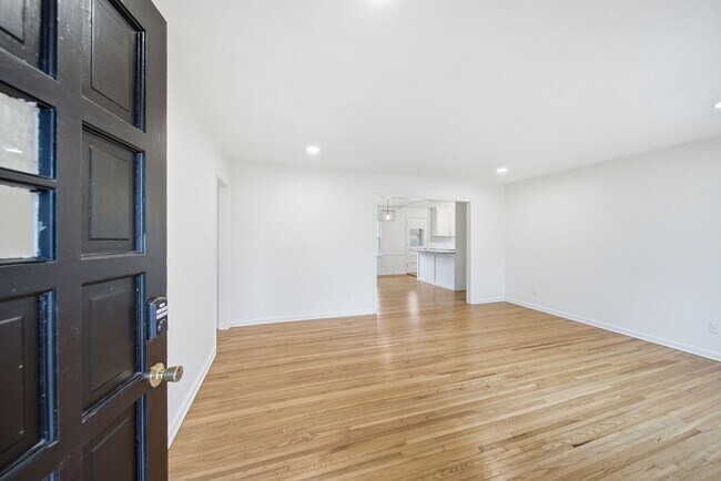 Building Photo - 1348 E 45th Pl