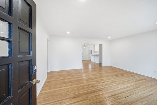 Building Photo - Stunning Updated One Story Home in Popular Brookside of Midtown Tulsa