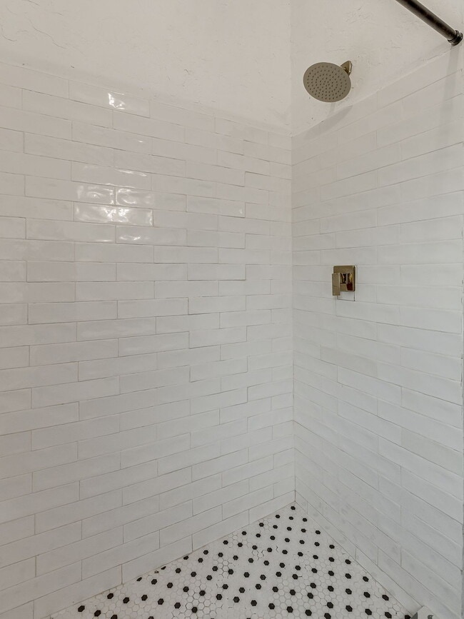 Building Photo - Beautifully Updated Bungalow!