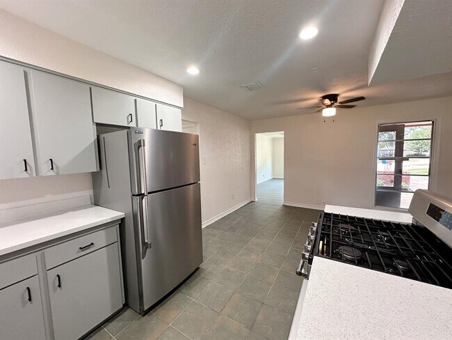 Building Photo - 7602 Turquoise Ln