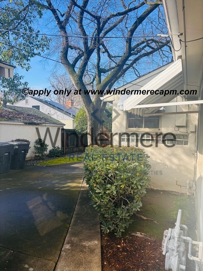 Building Photo - Unbeatable location! ! East Sac 2 bedroom 1 bath Duplex!!