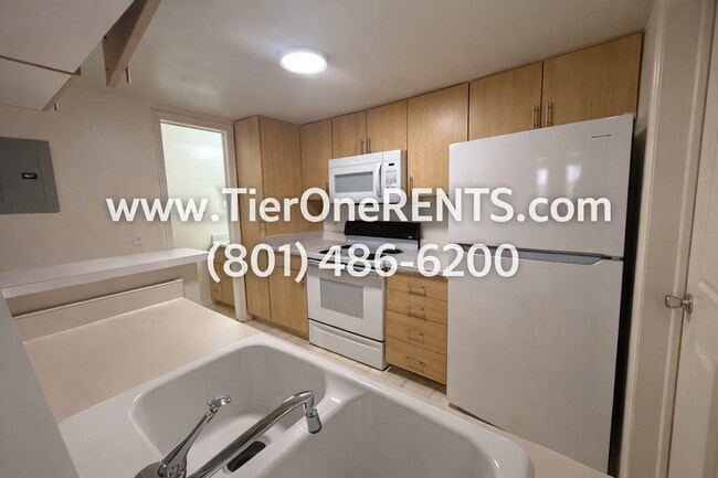 Building Photo - ** Limited Time Offer ** $500 OFF your first month's RENT!