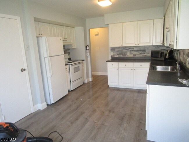 Building Photo - 359 Lake Shore S