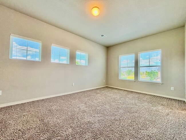Building Photo - Beautiful 3 bed, 3 bath Townhome in West W...