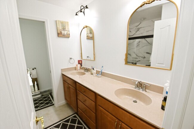 Building Photo - Short or long term Executive 4 bedroom 2.5 bath home available fully furnished!