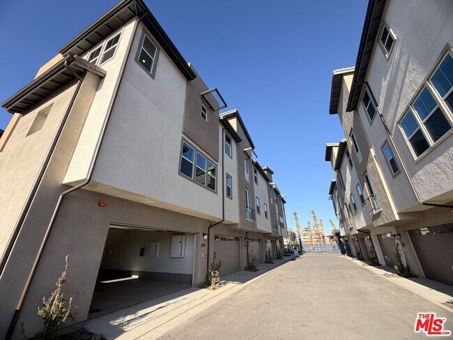 Building Photo - 240 Abacus Ave