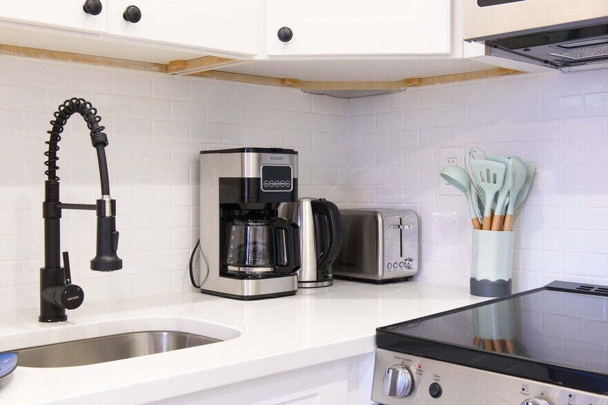 Building Photo - 240e E 75th St