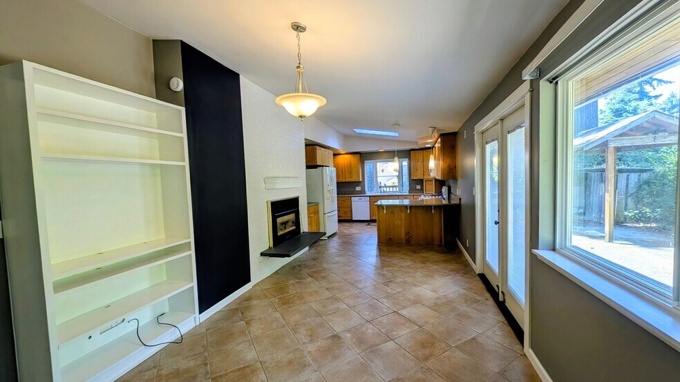 Building Photo - 704 N 163rd St