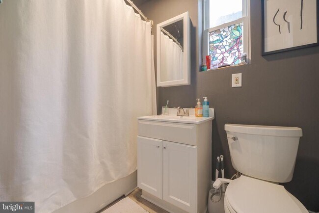 Building Photo - 835 Wellington St