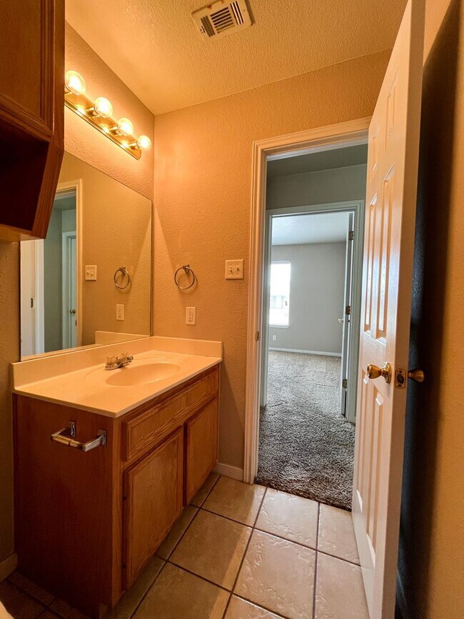 Building Photo - Available NOW  This home is centrally loca...