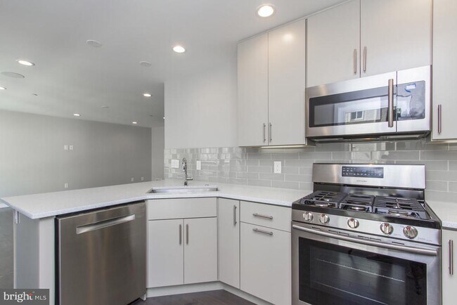 Building Photo - 712 S Sartain St