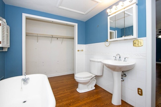 Building Photo - Two bedroom single-family home