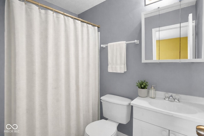 Building Photo - 6010 S Bay Dr