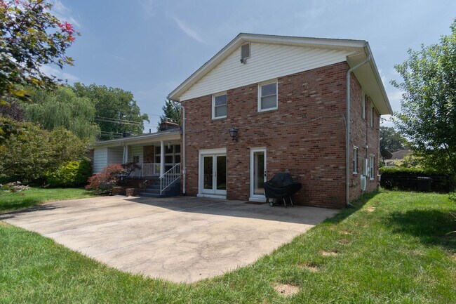 Building Photo - Spacious Split-Level with In-Law Suite & B...