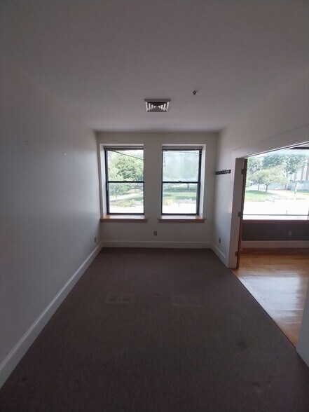 Building Photo - 135 Main St