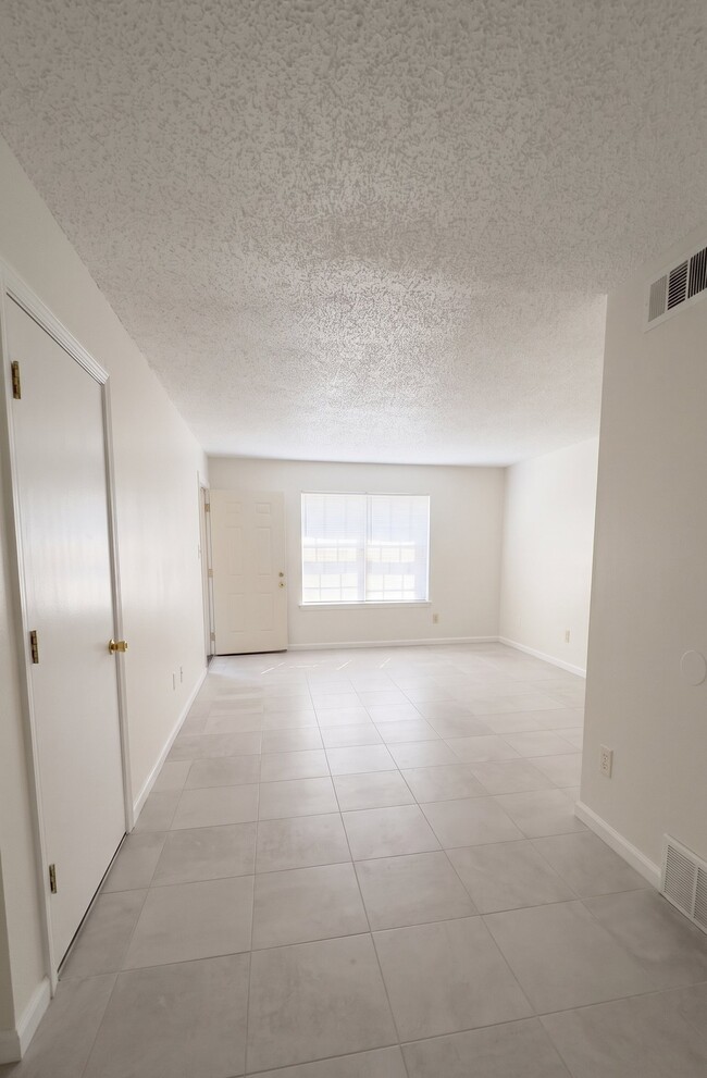 Building Photo - 176 Hillview Ave