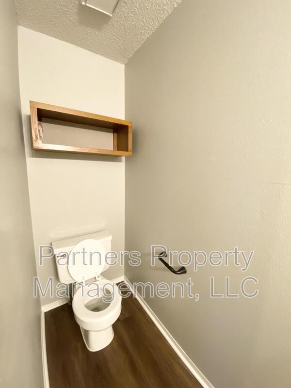 Building Photo - 5705 Sara St