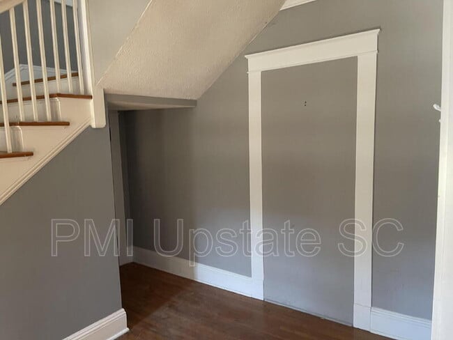 Building Photo - 181 N Fairview Ave