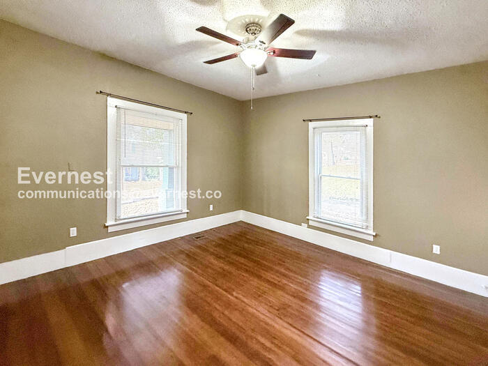 Building Photo - 5005 6th Ave S