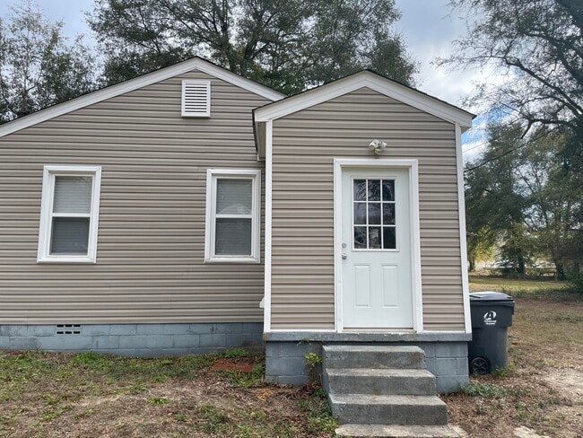 Building Photo - 304 1st St