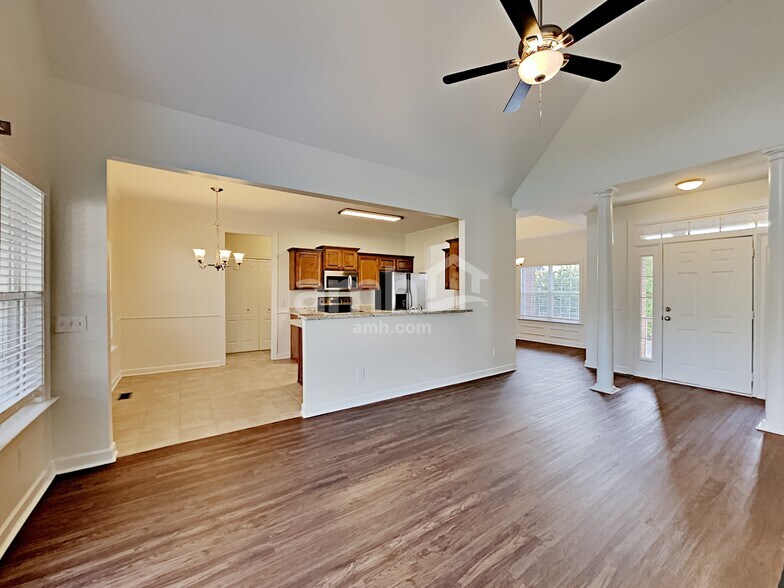 Building Photo - 563 Summit Way