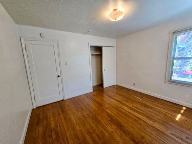 Building Photo - Downstairs one bedroom apartment available in Four-Plex!