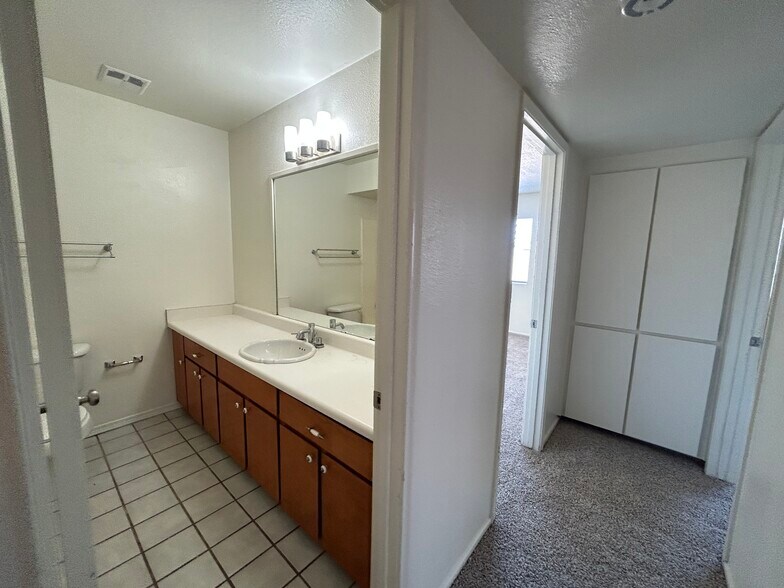 Building Photo - 7222 W Rose Ln