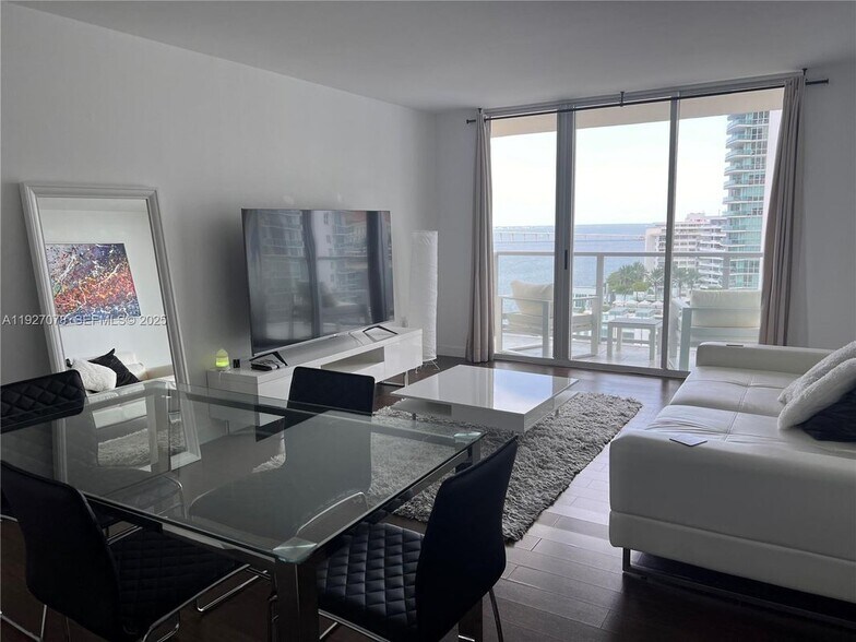 Building Photo - 1155 Brickell Bay Dr