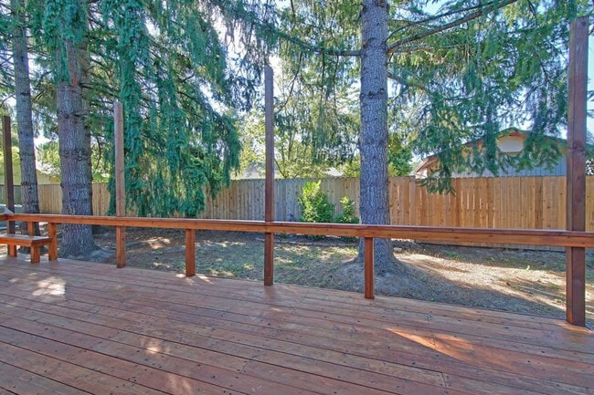 Building Photo - 925 SW Fleishauer Ln