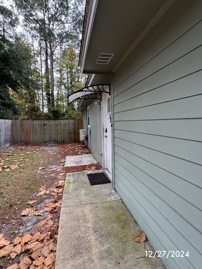 Building Photo - Studio apartment utilities included