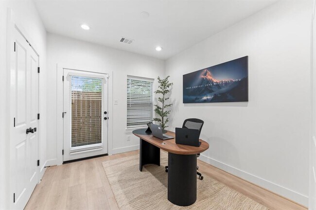 Building Photo - 820 Curtin St
