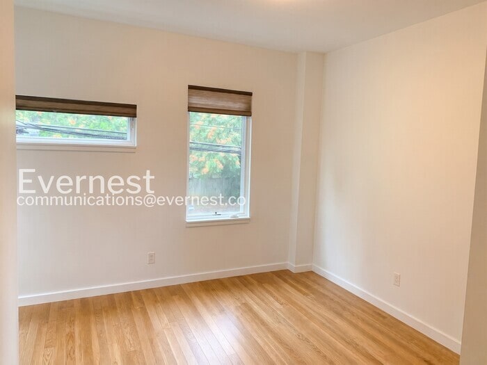 Building Photo - 209 Robinson Sq Aly