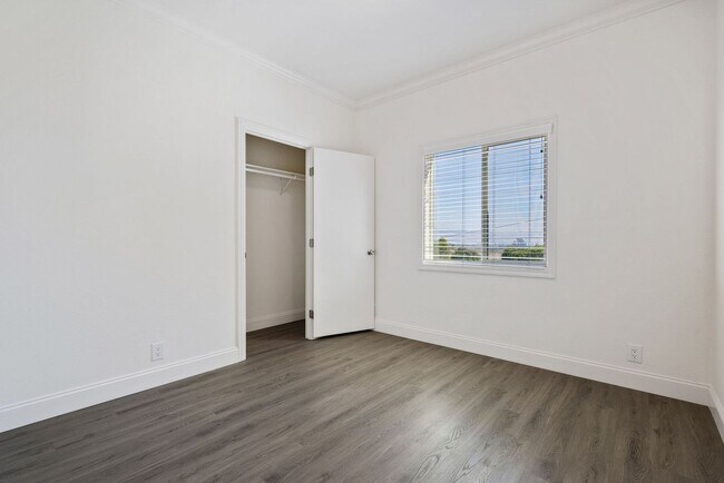 Building Photo - 517 Calabasas Rd