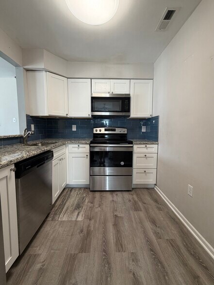 Building Photo - 701 Mews Dr