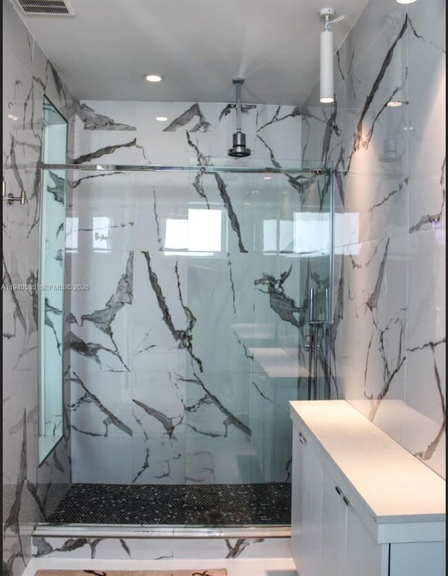 Building Photo - 4710 Pine Tree Dr