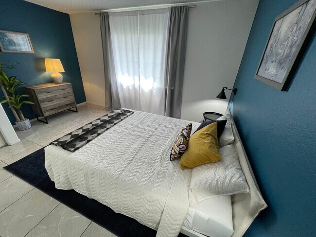 Mster Bdrm - 1800 Edmond St